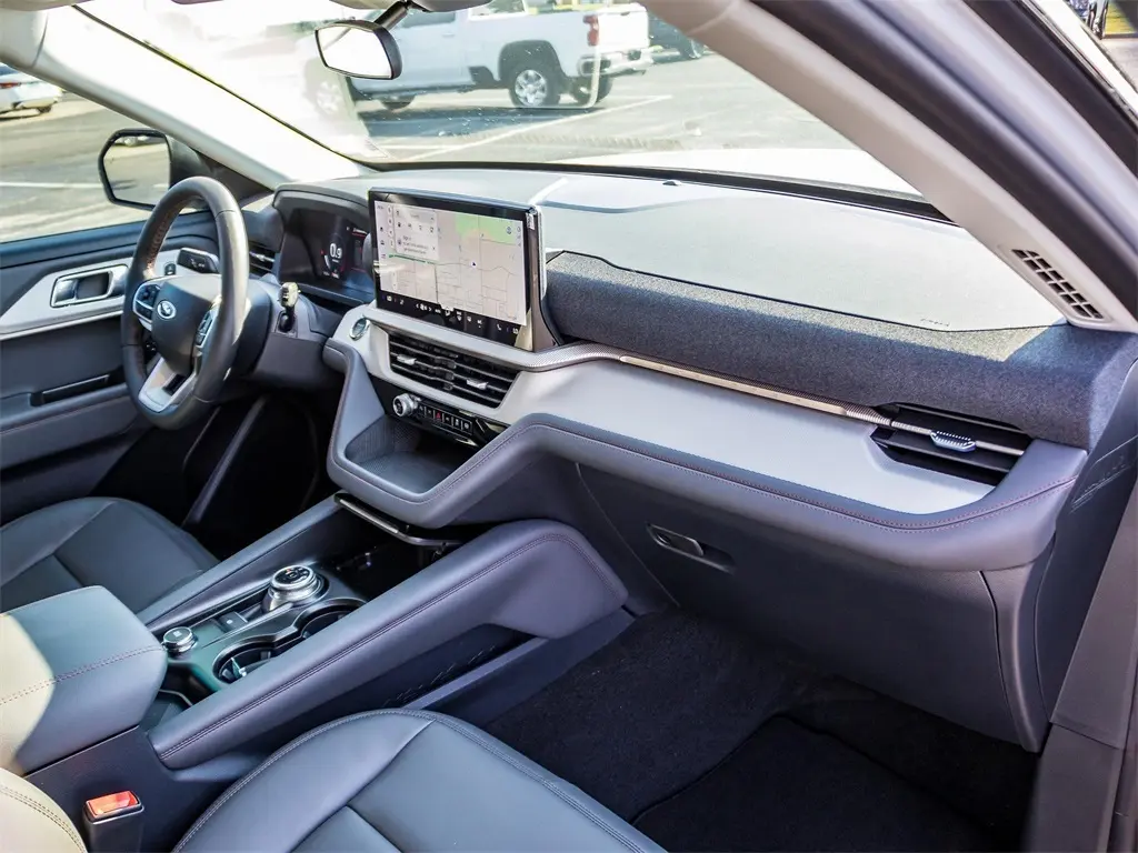 2025 Ford Explorer photo 14