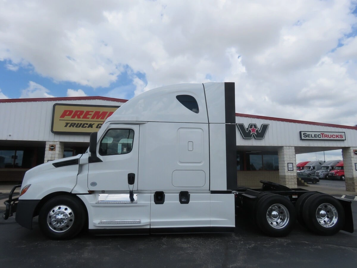 2022 Freightliner Cascadia - image 2