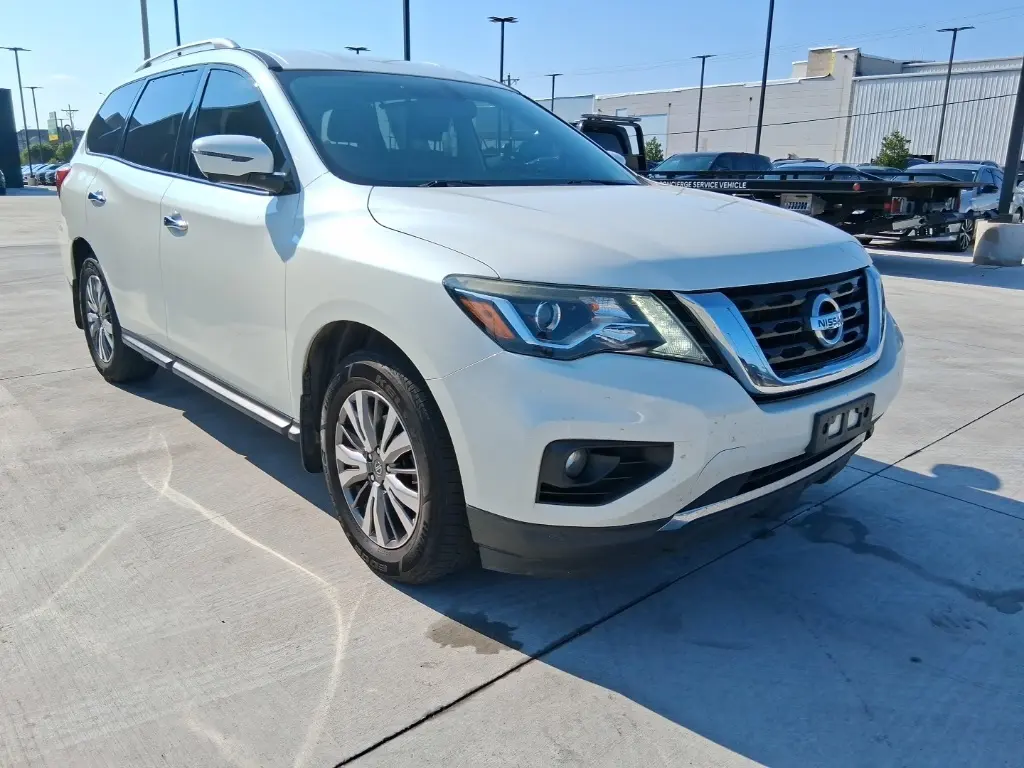 2018 Nissan Pathfinder SL photo 2