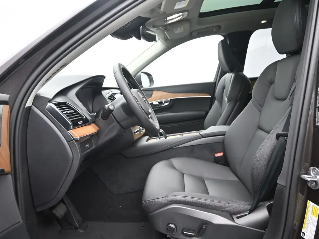2025 Volvo - image 22