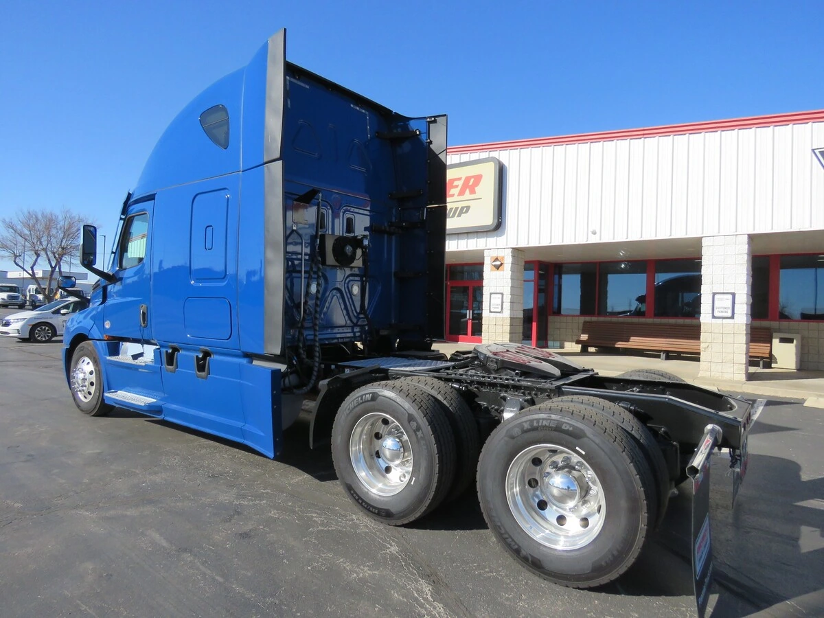 2022 Freightliner Cascadia - image 3