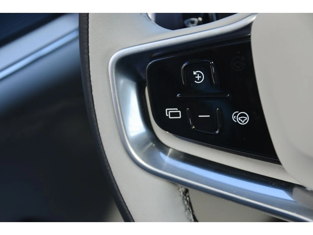 2025 Volvo - image 36