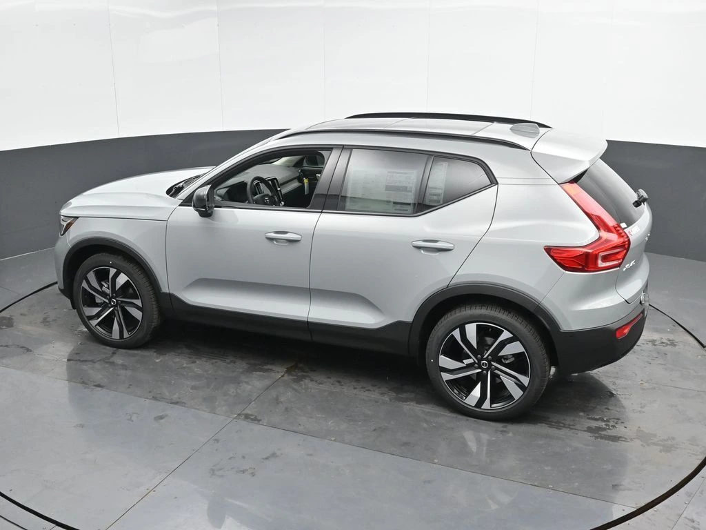 2025 Volvo - image 39