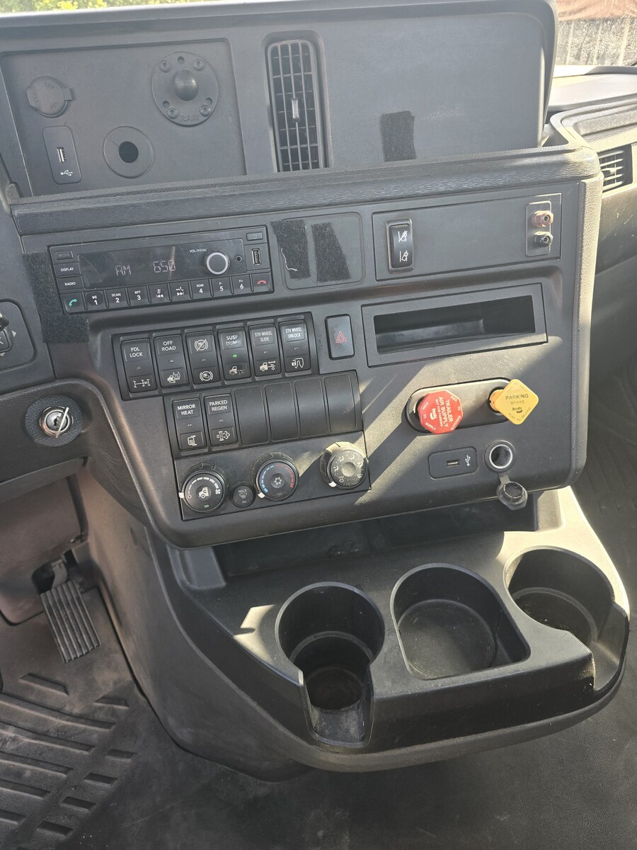 2021 International LT in CA — photo 8