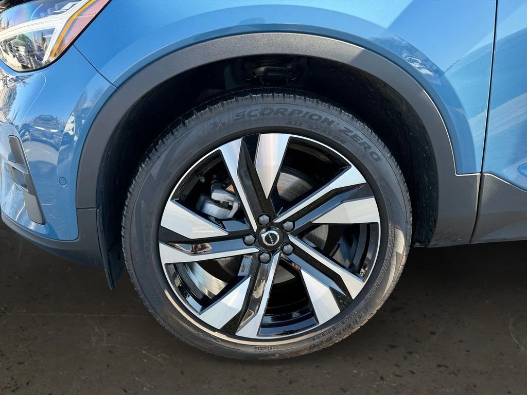 2025 Volvo - image 27