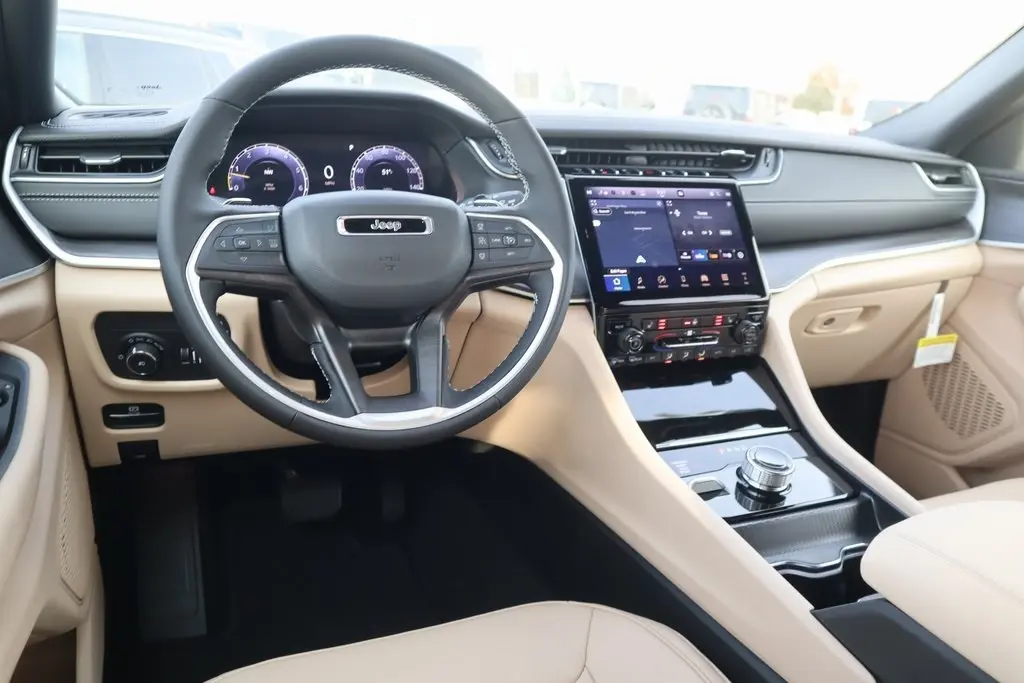 2025 Jeep Grand Cherokee Limited photo 2