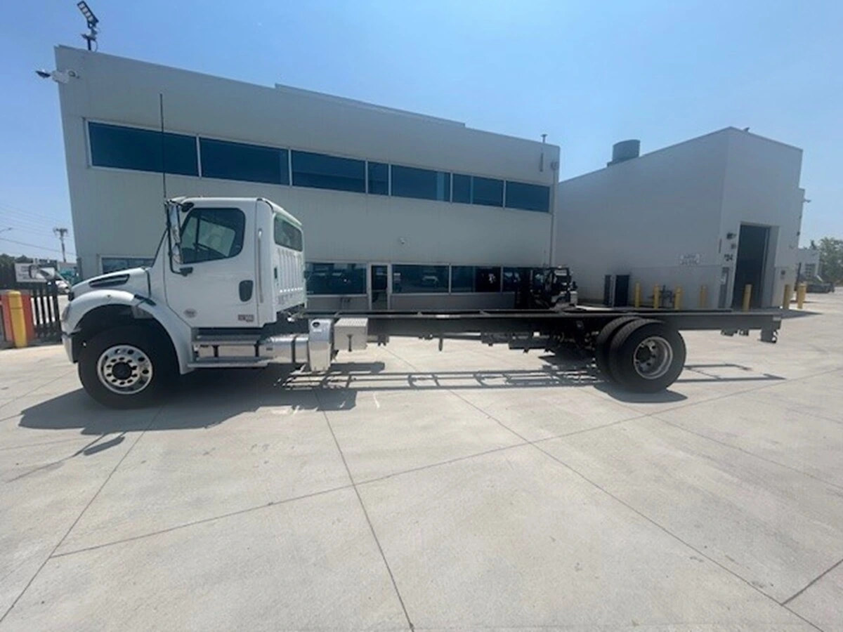 2026 Freightliner M2 106 in Windsor, ON — photo 4