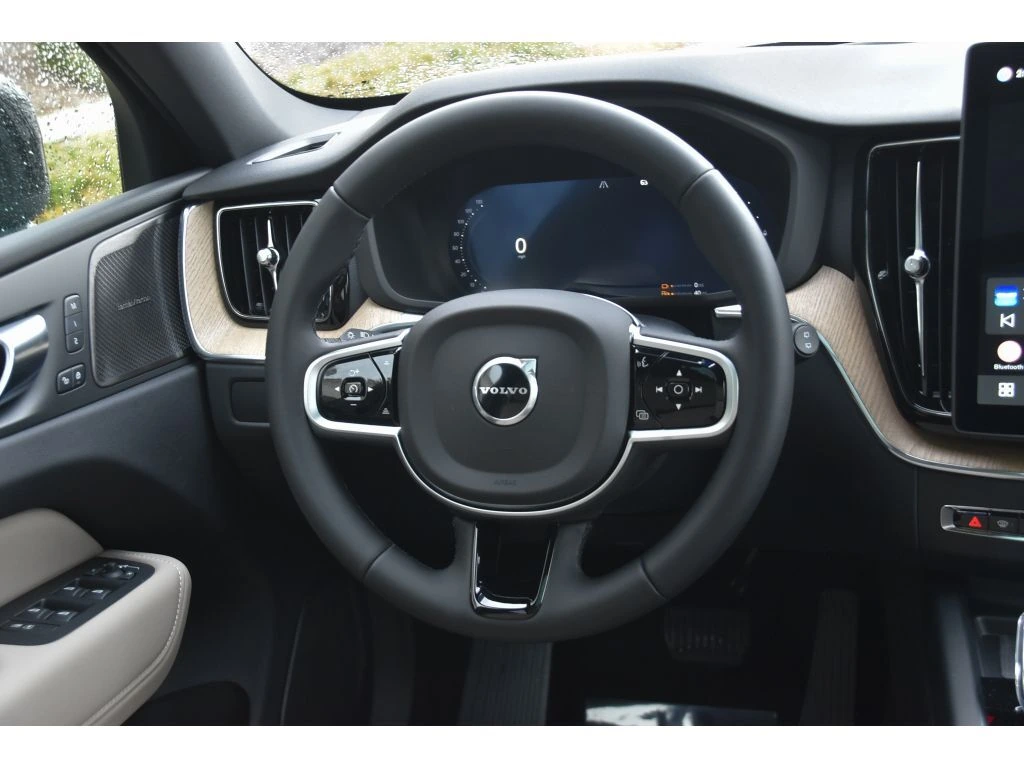 2026 Volvo - image 15