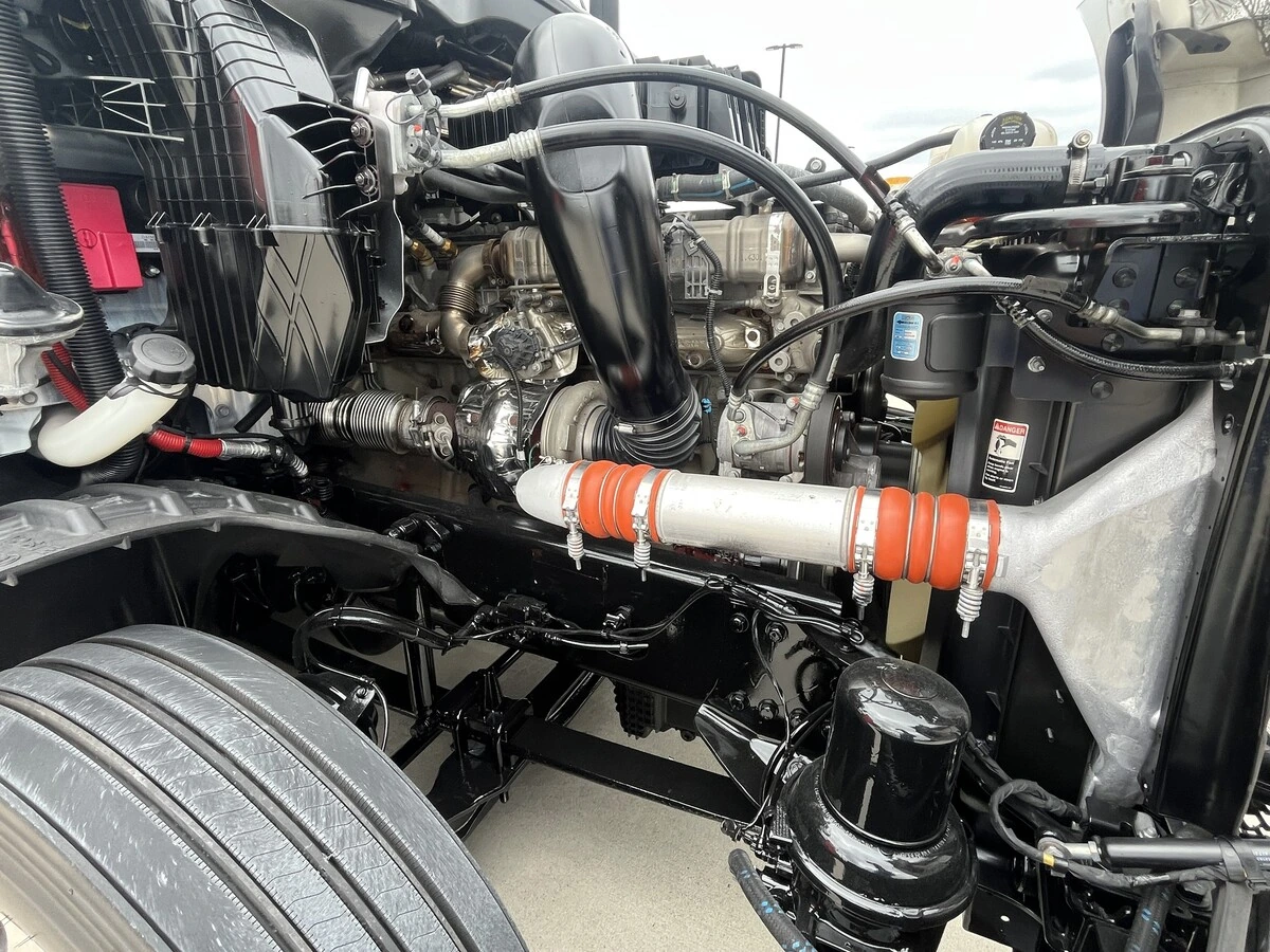 2021 Freightliner Cascadia - image 9