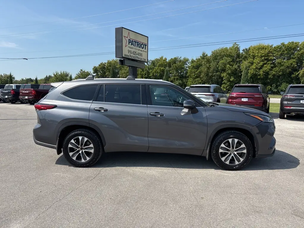 2022 Toyota Highlander Hybrid XLE photo 2