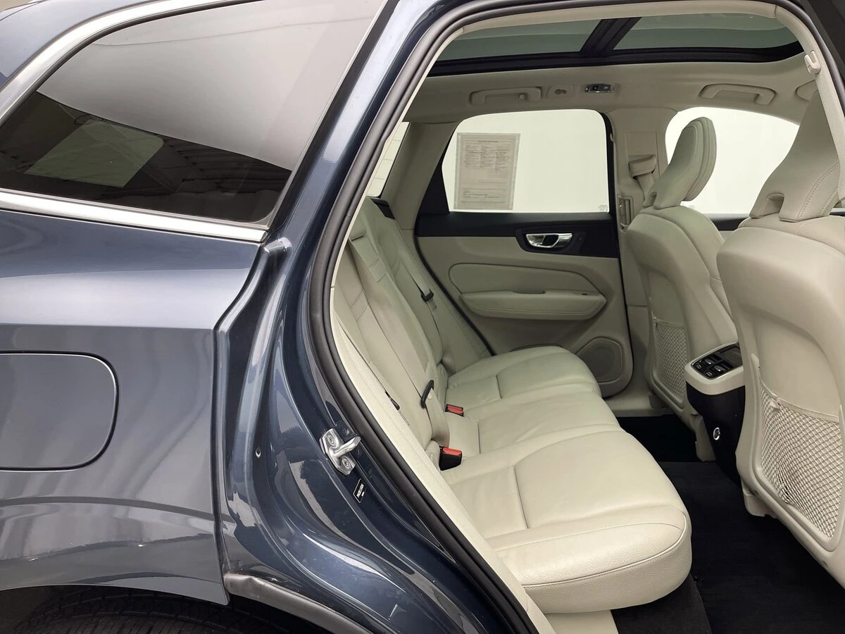 2020 Volvo - image 18