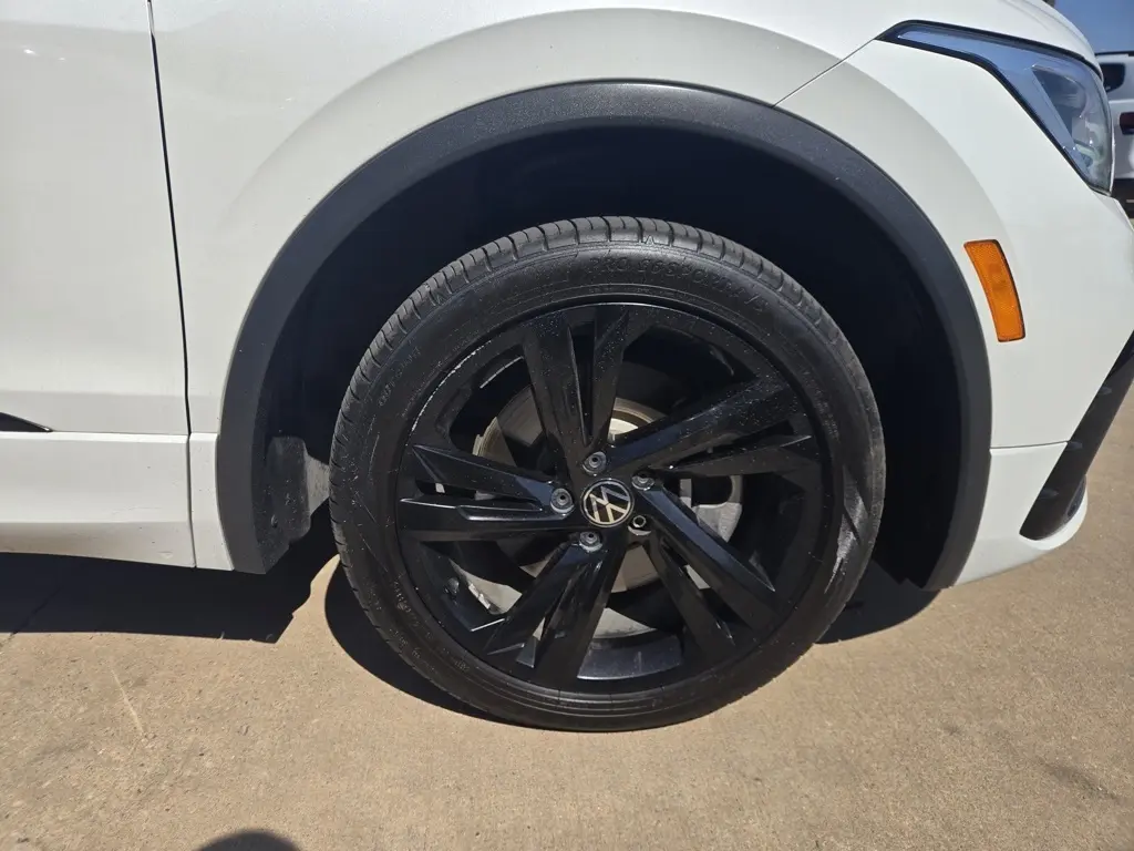 2023 Volkswagen Tiguan SE R-Line Black photo 6