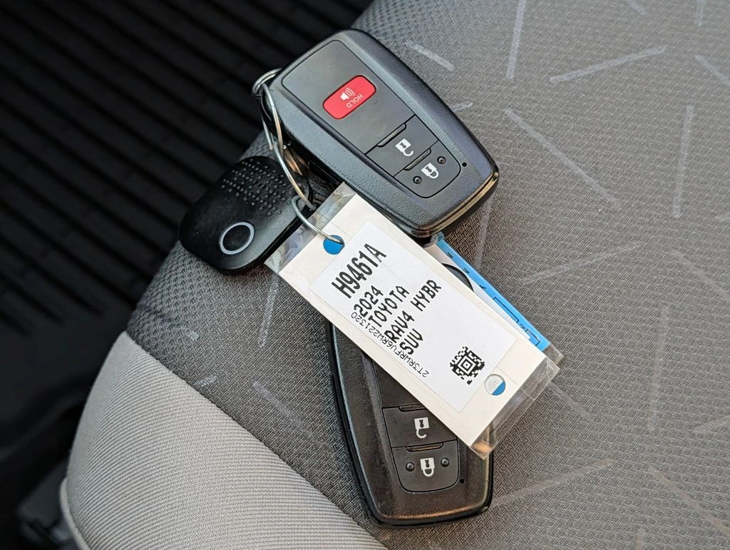 2024 Toyota RAV4 XLE - Photo 32