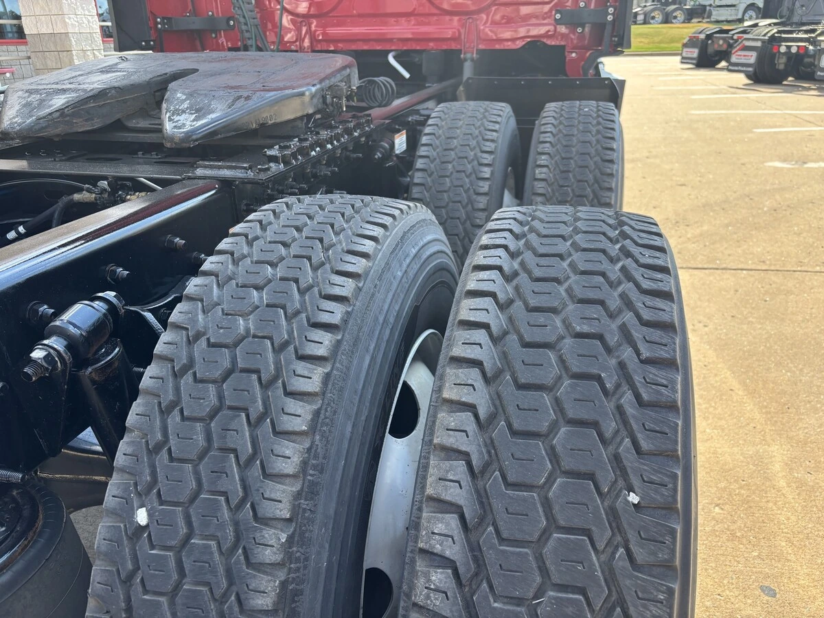 2023 Freightliner Cascadia — photo 6