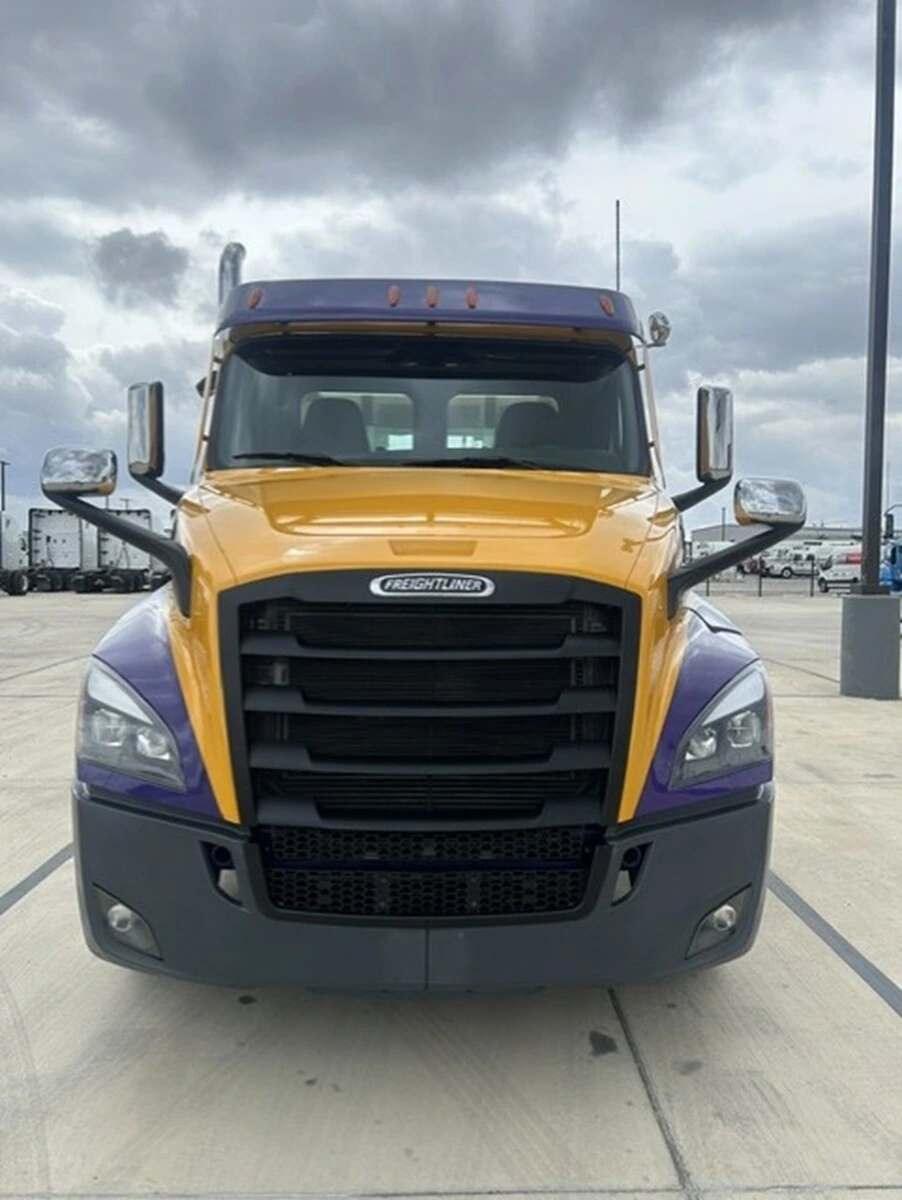 2025 Freightliner Cascadia — photo 5