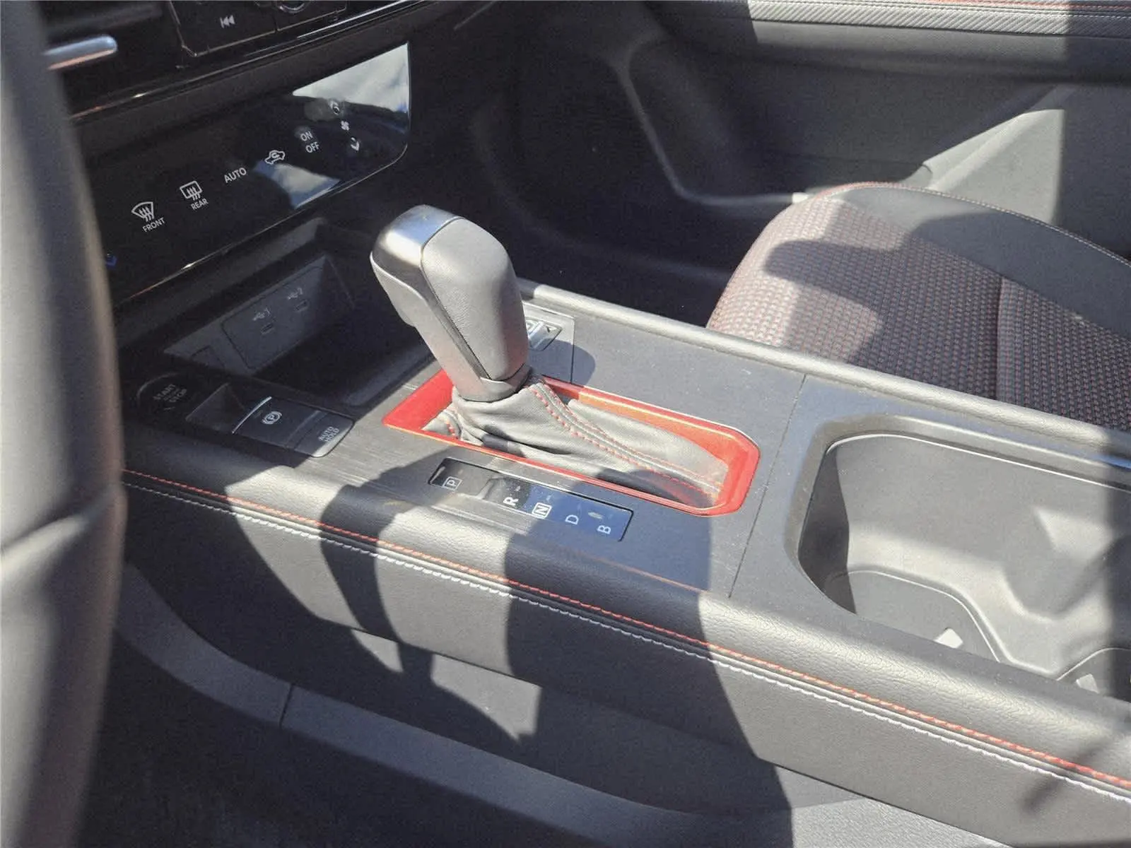 2025 Nissan Kicks SR photo 5