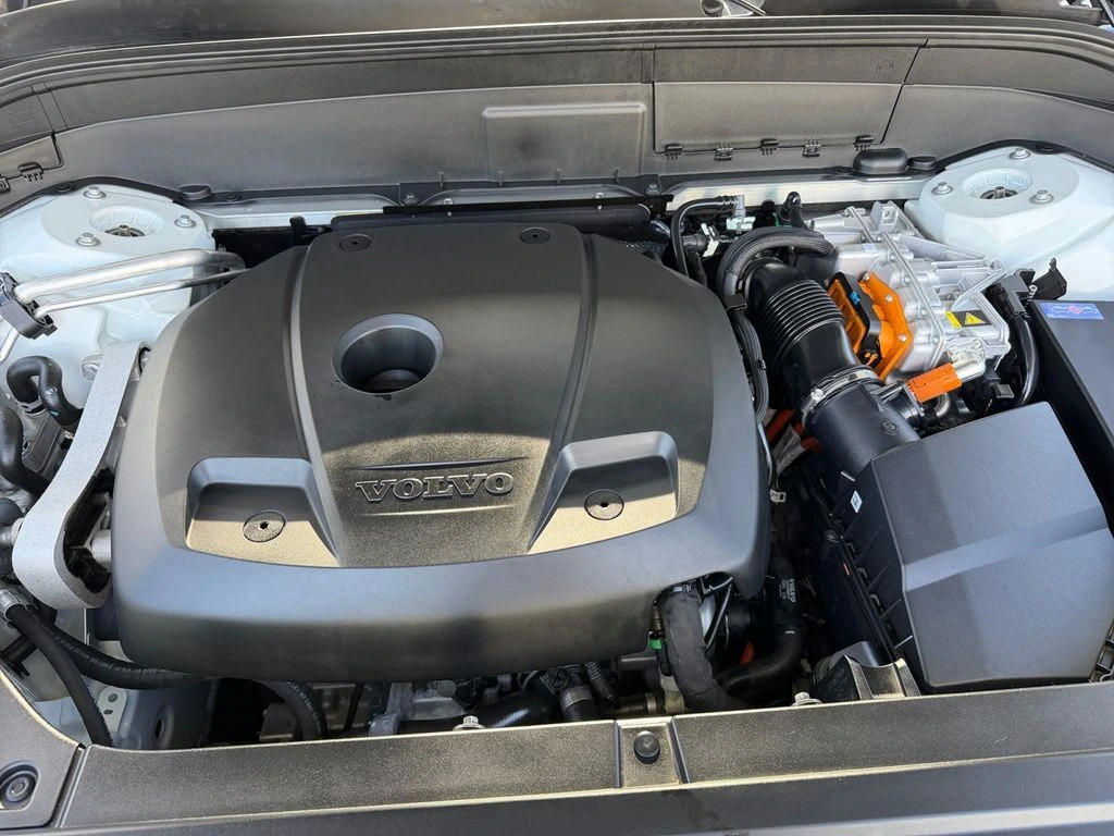 2025 Volvo - image 29