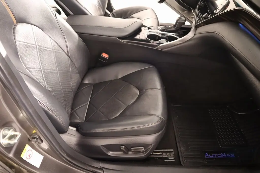 2019 Toyota Camry Hybrid LE photo 14