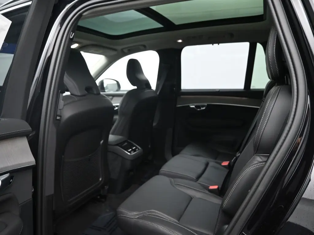 2026 Volvo - image 24