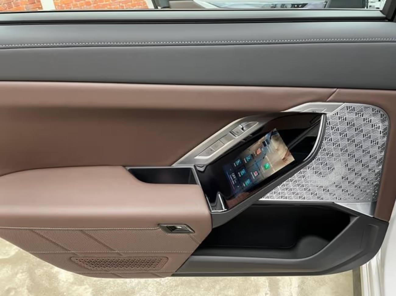 BMW i7 interior side doors