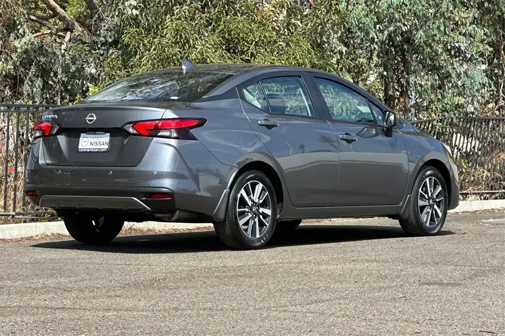 2025 Nissan Versa 1.6 SV photo 4
