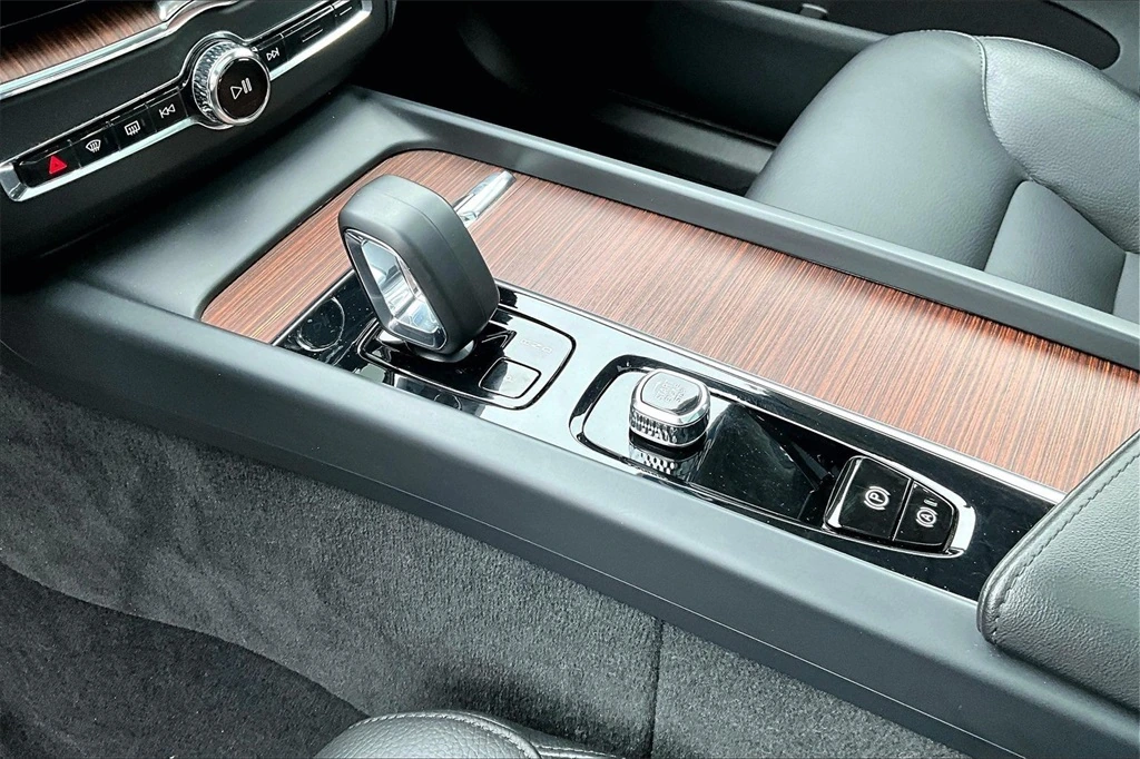 2023 Volvo - image 17