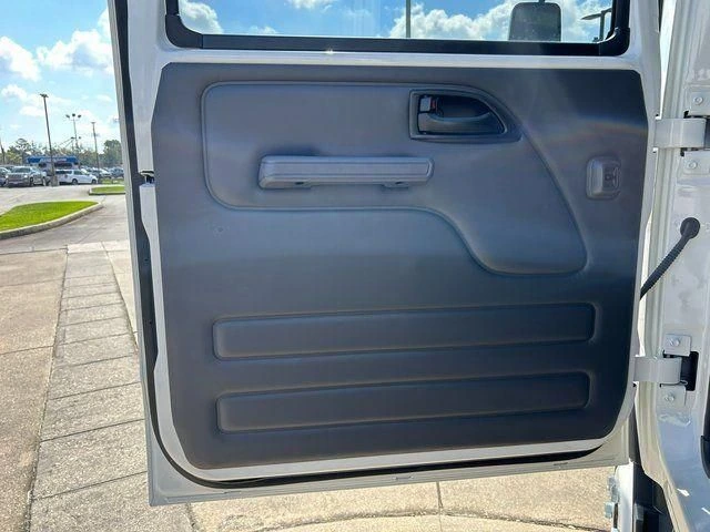 2025 Isuzu NPR - image 12