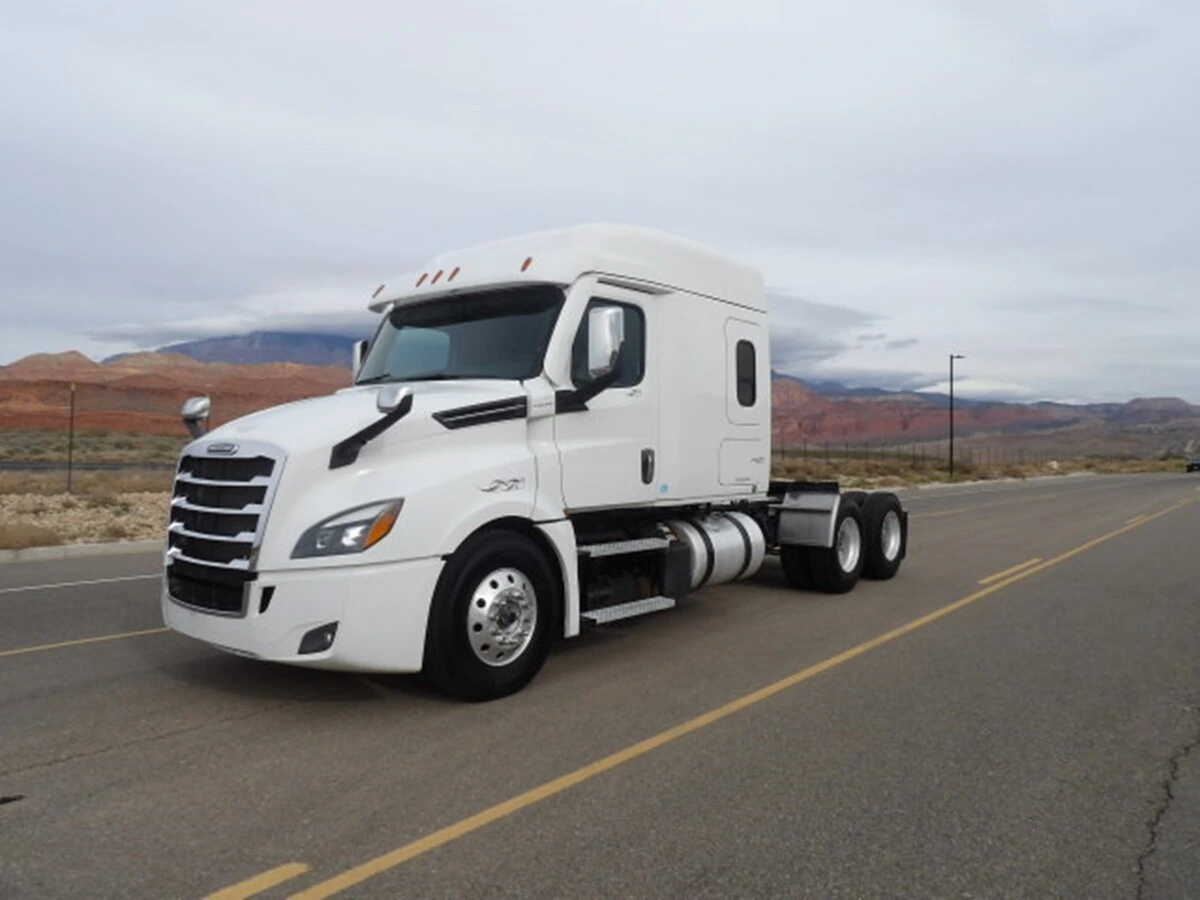 2020 Freightliner Cascadia - image 1