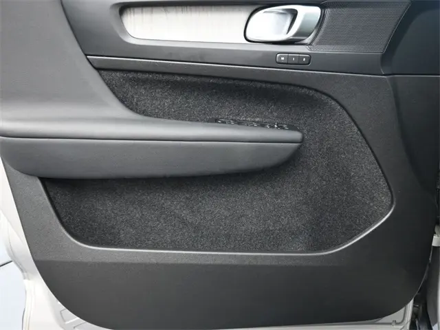 2024 Volvo XC40 Plus photo 7