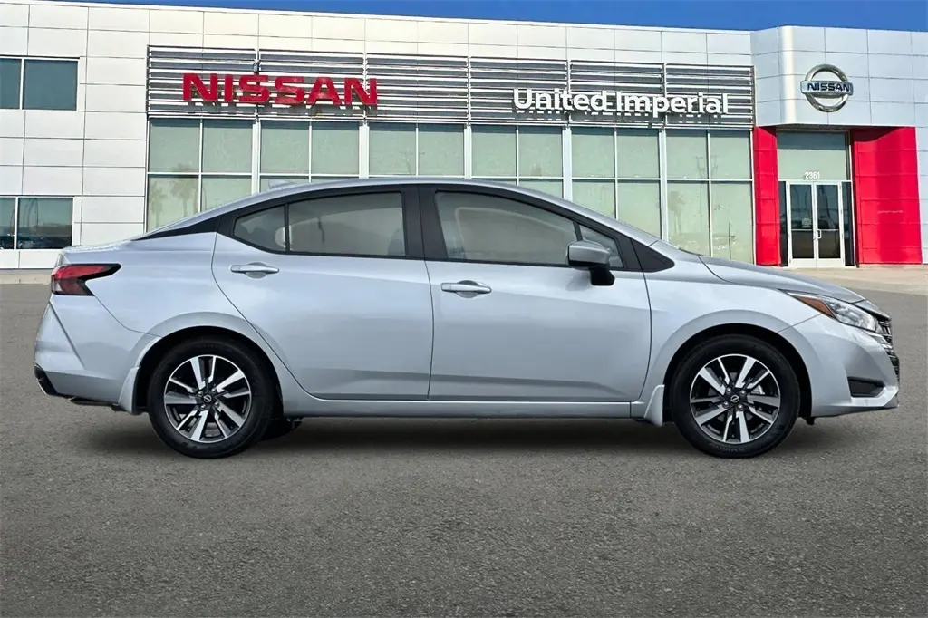 2025 Nissan Versa 1.6 SV photo 3