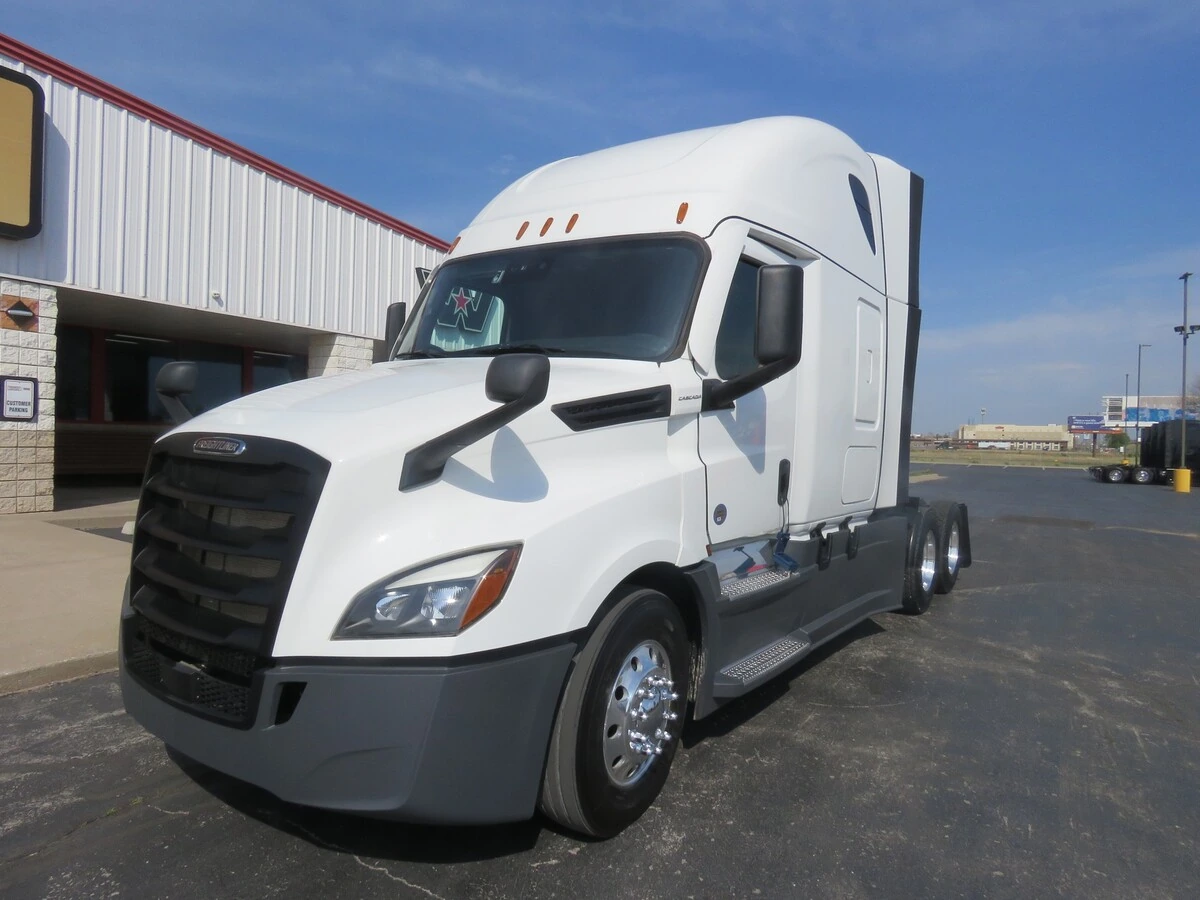2023 Freightliner Cascadia - image 1