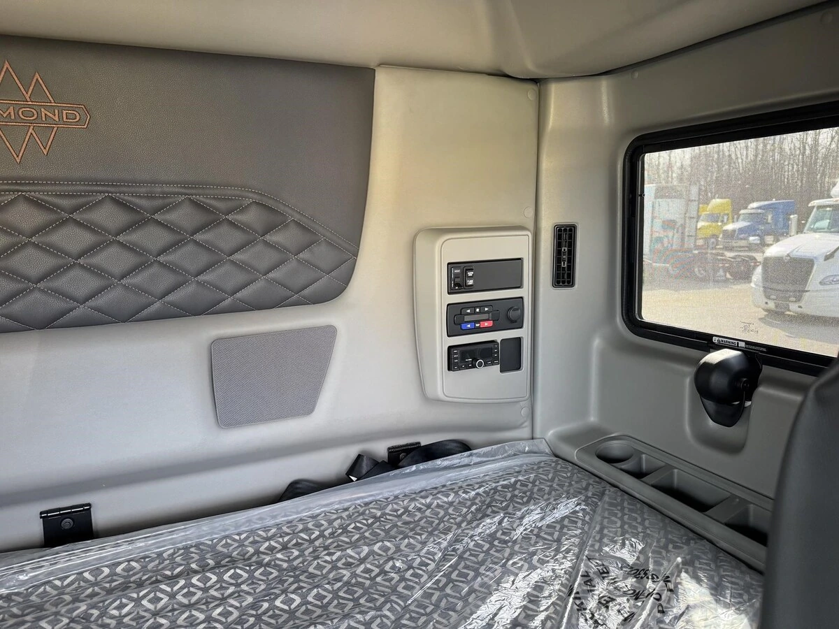 2025 International LT - image 7