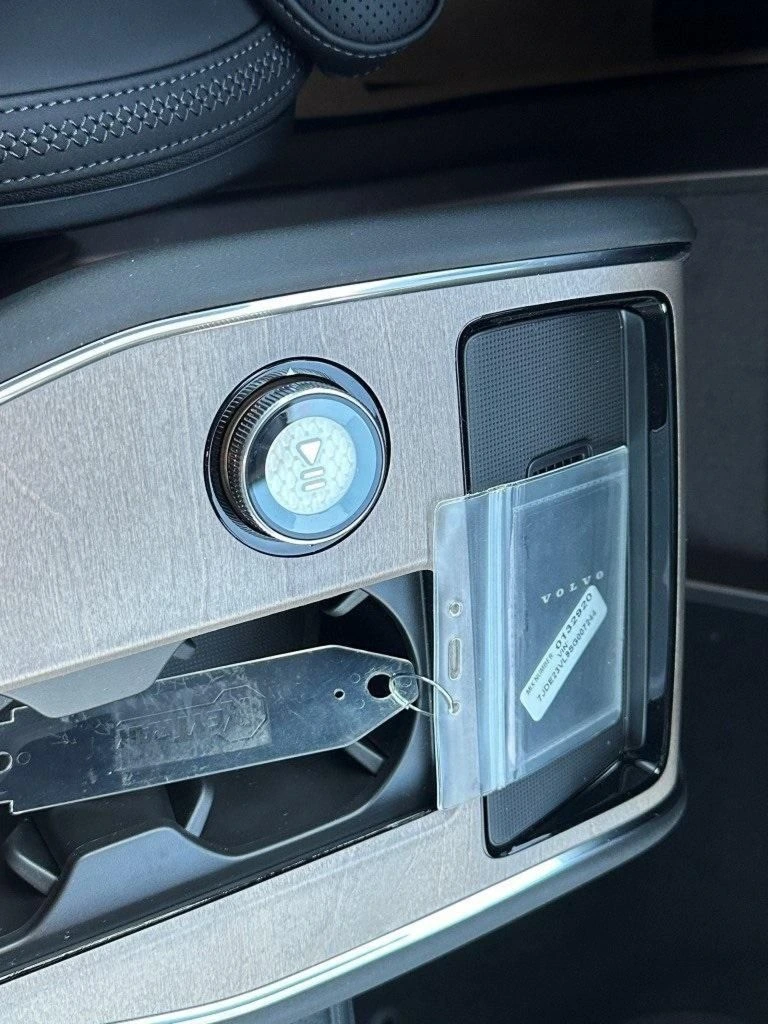 2025 Volvo - image 27