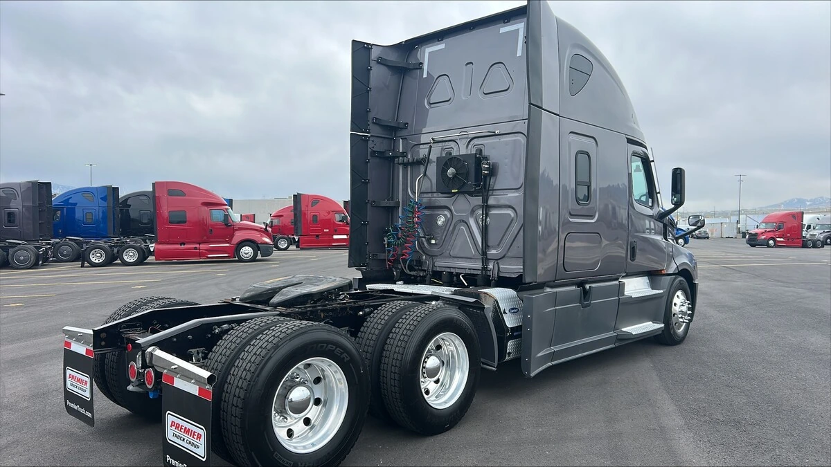 2022 Freightliner Cascadia - image 3
