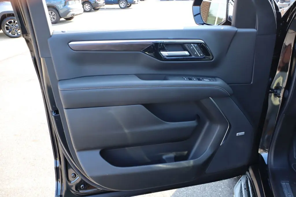 2025 Chevrolet Tahoe Premier photo 9