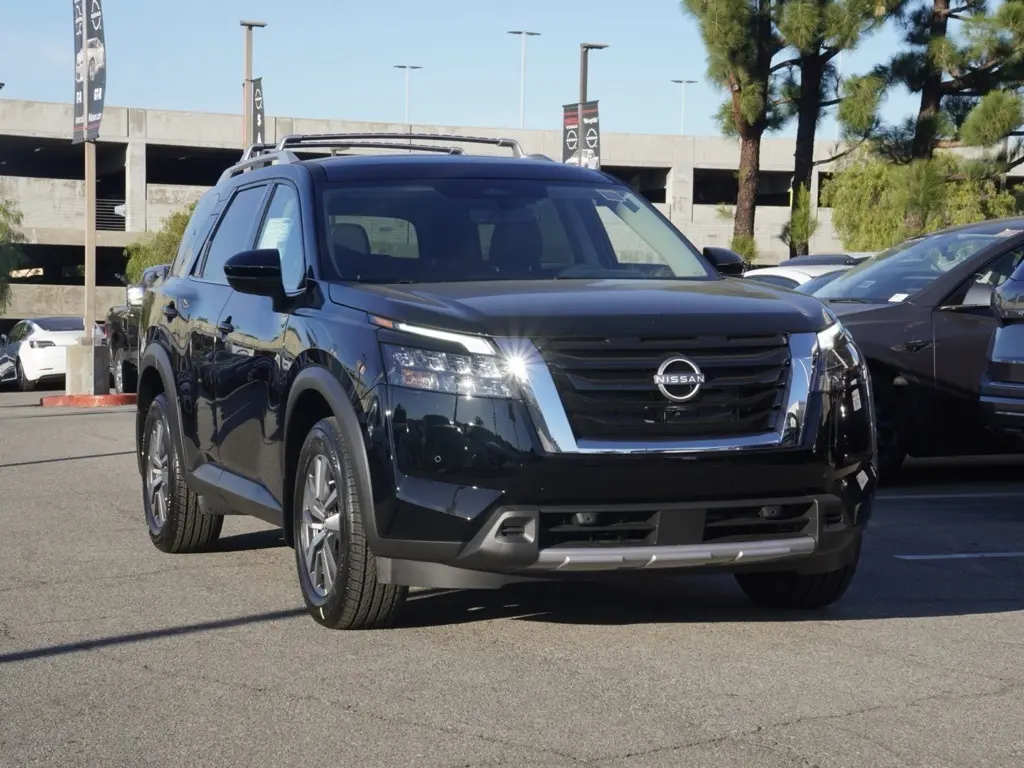 2025 Nissan Pathfinder SL's photo