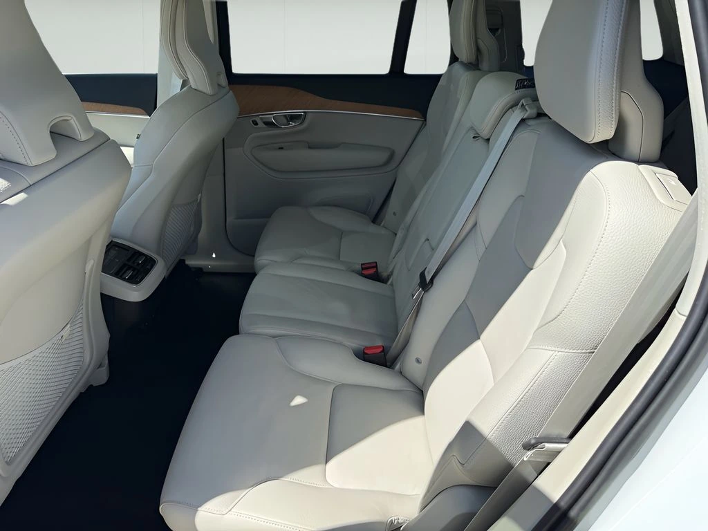 2022 Volvo - image 12
