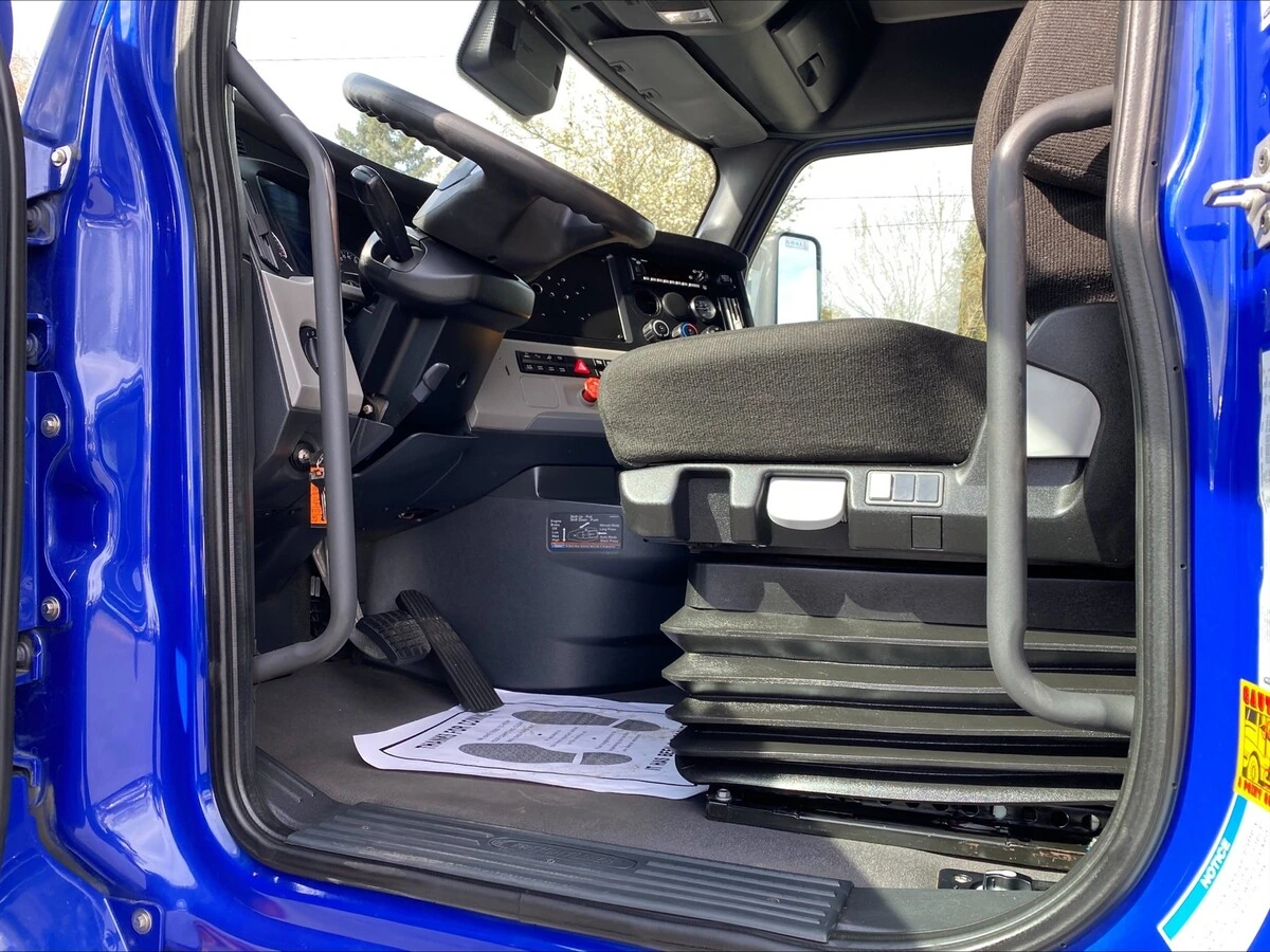 2022 Freightliner Cascadia - image 13