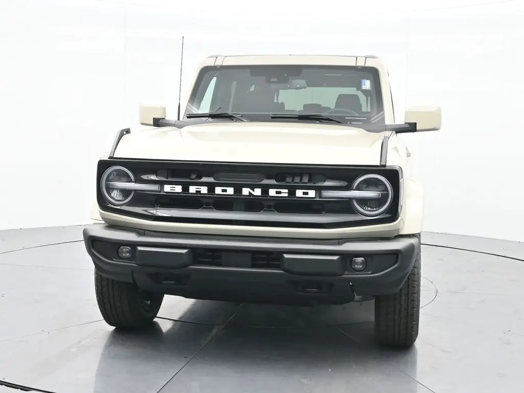 2025 Ford Bronco Outer Banks photo 2