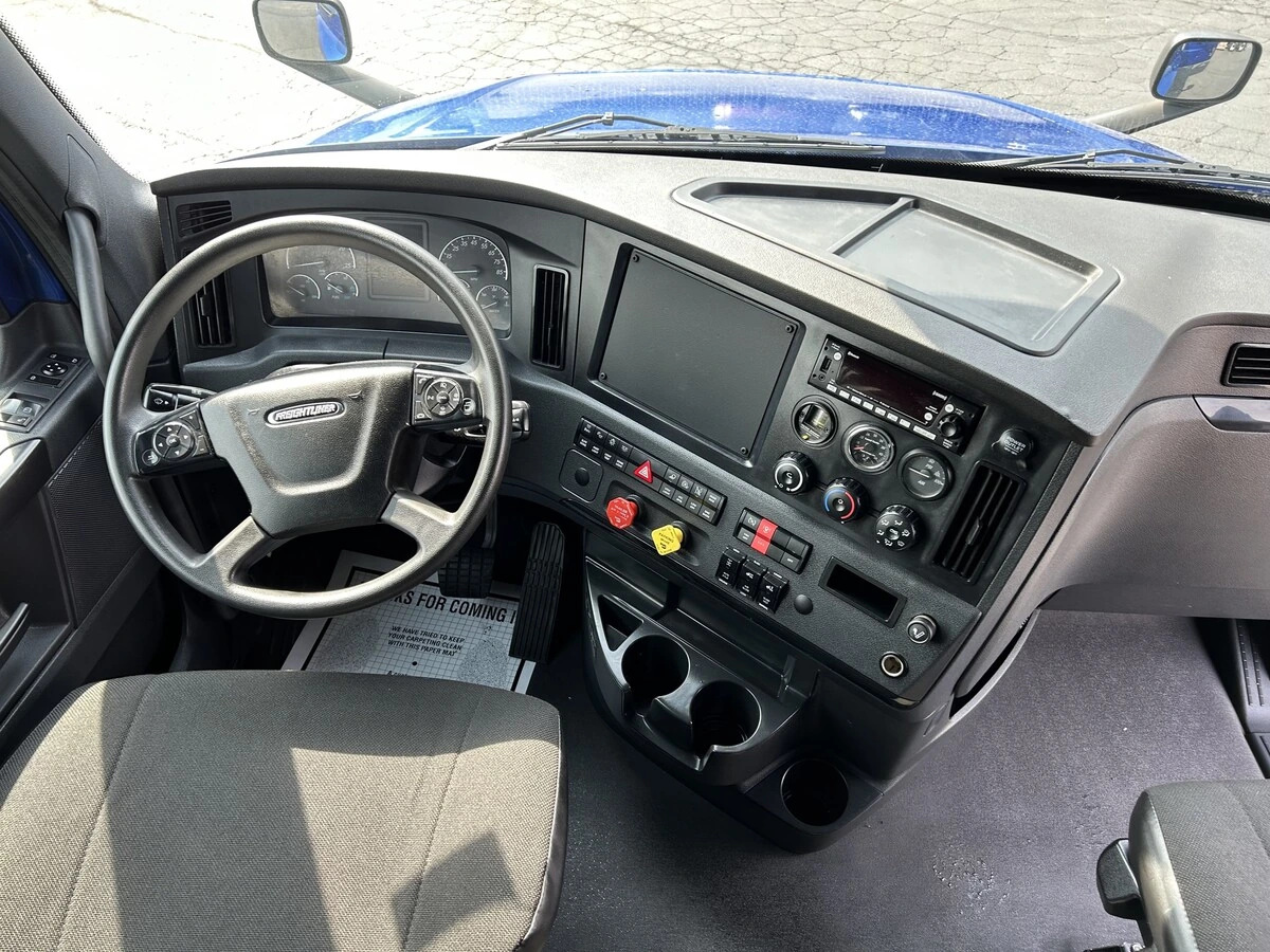 2023 Freightliner Cascadia - image 6