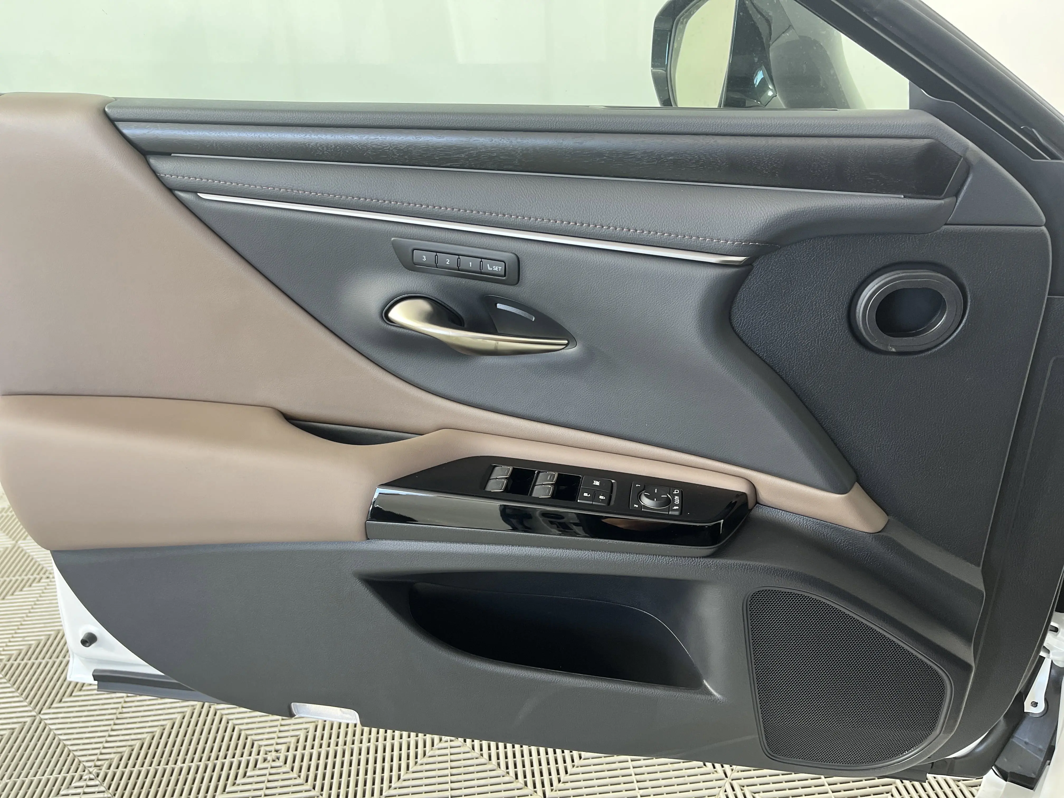 2025 Lexus ES 300h photo 2
