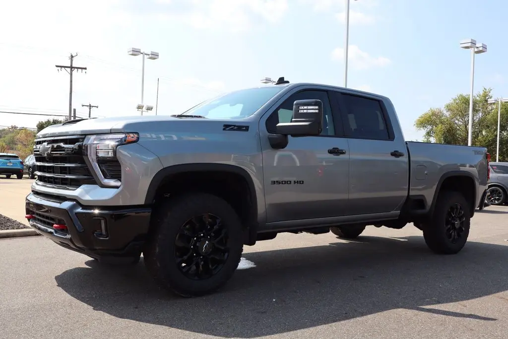 2026 Chevrolet Silverado 3500HD LT photo 9