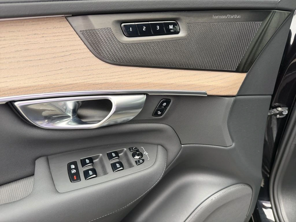 2025 Volvo - image 14