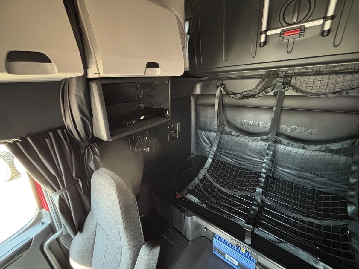 2023 Freightliner Cascadia — photo 8