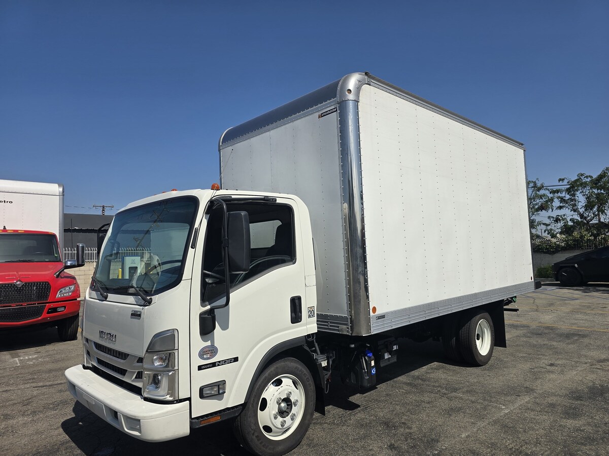 2022 Isuzu in CA — photo 4