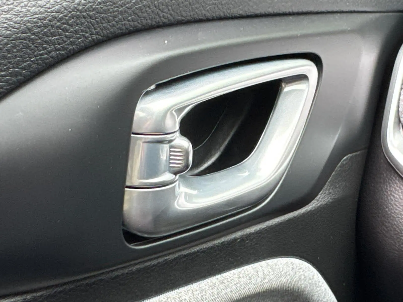 2023 Jeep Compass Latitude Lux photo 23
