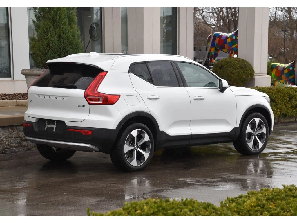 2025 Volvo - image 11