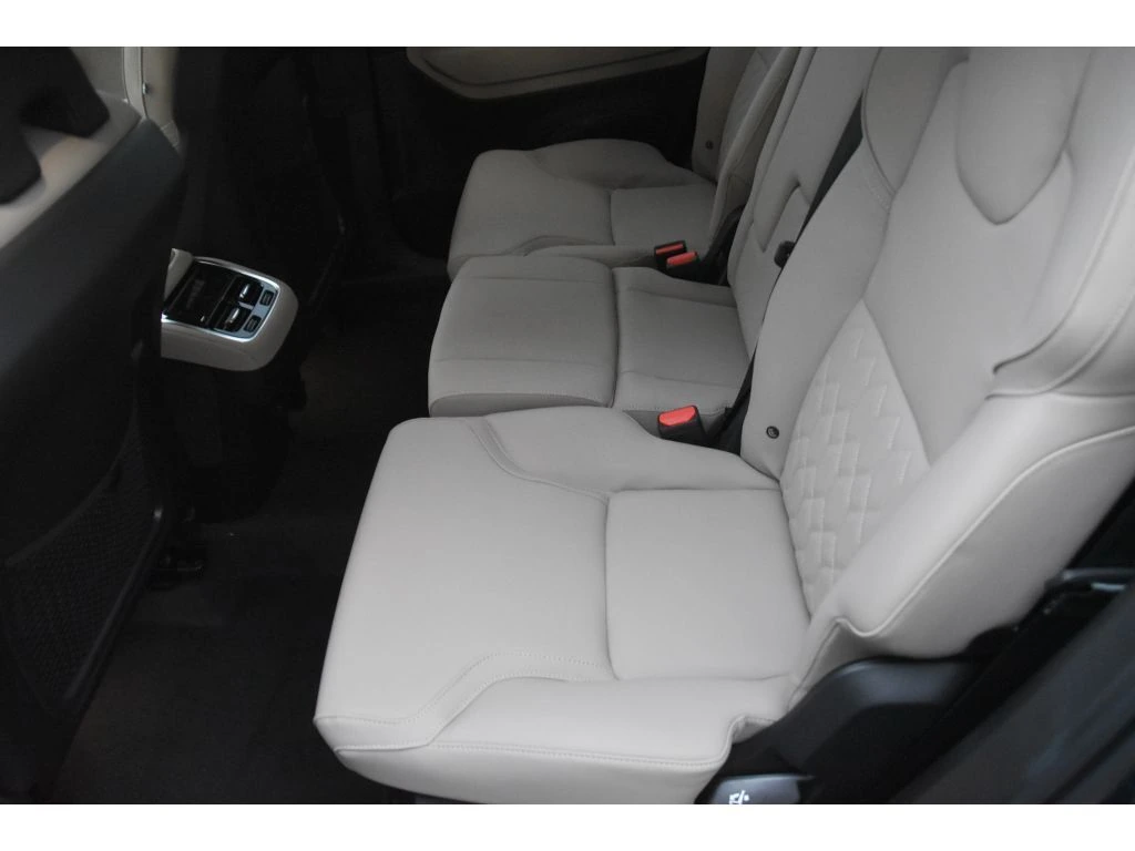 2026 Volvo - image 12