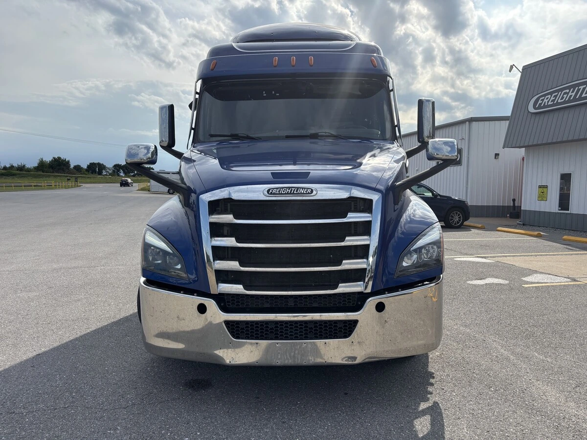 2023 Freightliner Cascadia — photo 2