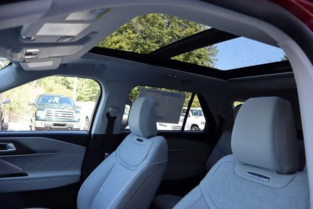 2025 Ford Explorer Platinum photo 5